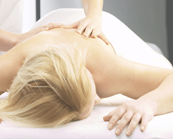 kvinna får massage
