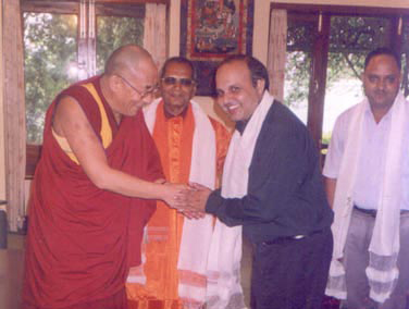 Dr. Sharma med Dalai Lama